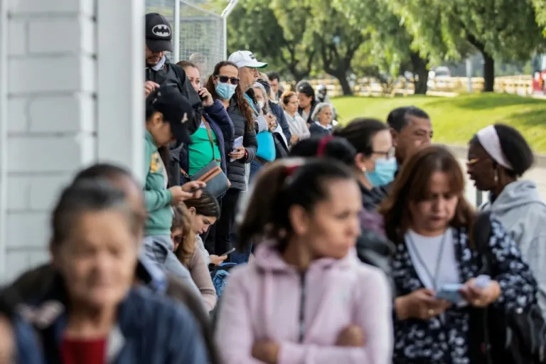 COLOMBIA: LOS ASESINOS DE BATA BLANCA – CUANDO LAS EPS Y LAS FARMACÉUTICAS CONDENAN A LOS ENFERMOS PARA BLOQUEAR LA REFORMA A LA SALUD